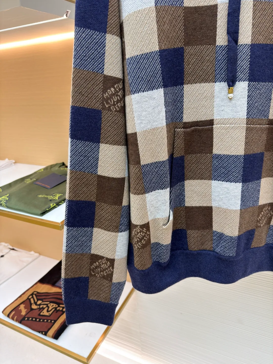 LOUIS VUITTON colorful plaid woolen sweatshirt ●Original version: purchased and developed for 24400 ●Item number: 1680883-C55 ●Fabric: wool blended fabric ●Technology: jacquard production ●Version: fitted version ●Weight: about 835 grams ●Size: XS-S-M-L ●Description: The yarn is made of [2/48 wool blended yarn], which is combined and matched with [four color fabric pieces]. This fabric piece uses [14-needle computer machine], each [weaving piece takes 280 minutes], the whole piece [four-color sesame bottom jacquard], prone to missing stitches; [hand stitching] uses [20 needles] Seam], the whole piece is composed of [7 pieces + 4 fences], the front and rear shirt legs are [double-sewn separately], the hat bones and collar bones are all wrapped with [small cylinders], and all the grids need to be in the right color, which increases the difficulty and time of sewing; the hat rope pendant needs to be [purely hand-made], which increases the time for finishing the tail. The overall wiring is straight and delicate, the fabric is comfortable and soft, and the color is consistent without color difference. It can be matched with the same style to create a fashionable look and control various occasions. Customized accessories, complete with three standards, same style for men and women!